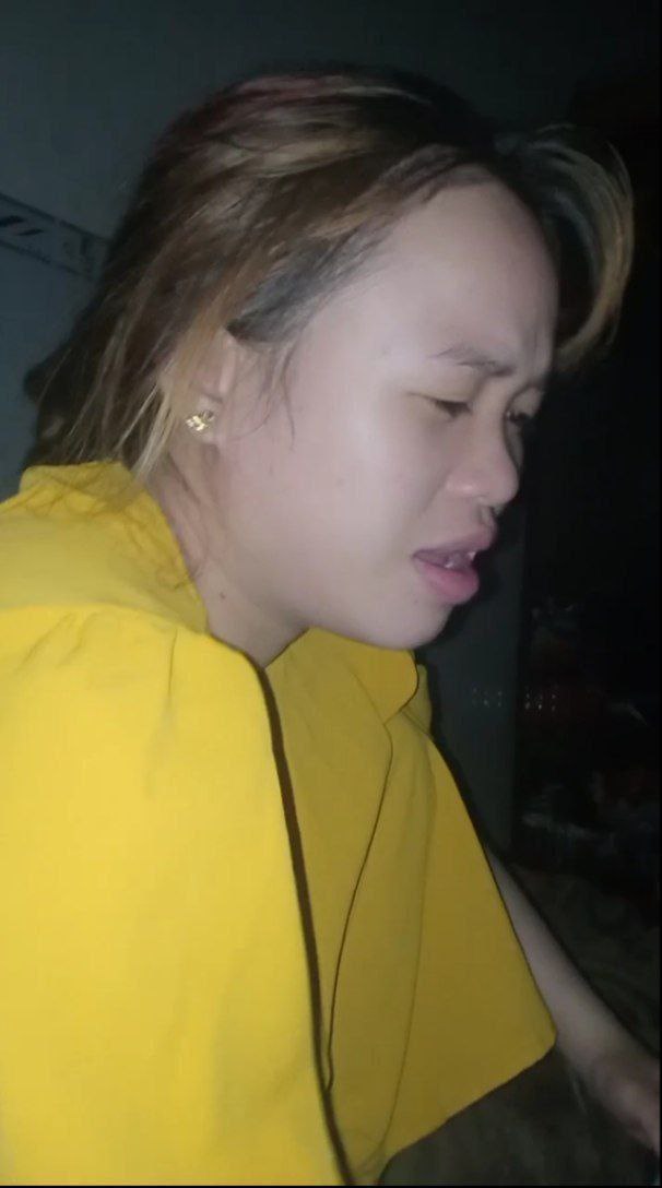 Người chuyển giới Yuanqijiang đã sử dụng chất lỏng cực khoái của mình để lau sạch các cửa sổ từ sàn đến trần nhà trong một khách sạn có các tòa nhà rất gần nhau. Cô không quan tâm đến việc có người đang phơi quần áo ở ban công đối diện. . .