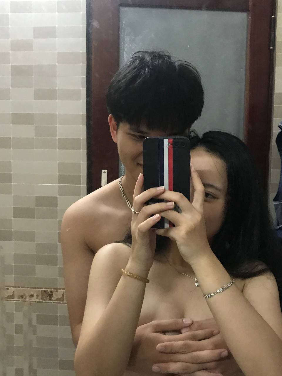 Buồn vì Ông xã vụng trộm, bà xã được bạn giới thiệu đi mát-xa giải tỏa mệt mỏi